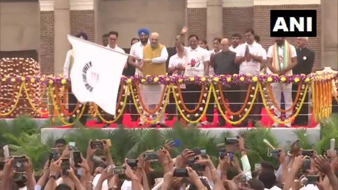 केंद्रीय गृह मंत्री अमित शाह ने गुरुवार को दिल्ली के नेशनल स्टेडियम में रन फॉर यूनिटी को हरी झंडी दिखाई.