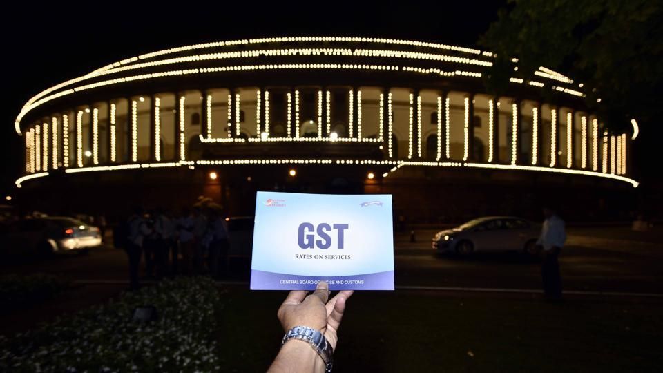 यूपी में GST लागू होने से 10 हजार कर्मचारी हुए बेकार यूपी में GST लागू होने से 10 हजार कर्मचारी हुए बेकार