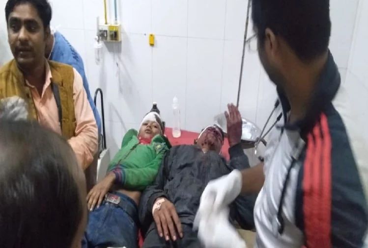टायर फटने से पलटी बस, चार की मौत, 25 घायल टायर फटने से पलटी बस, चार की मौत, 25 घायल