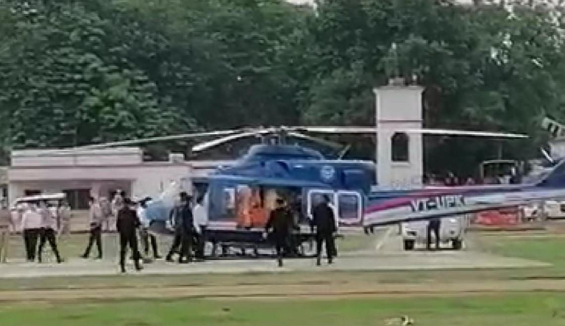 सीएम योगी पहुंचे वाराणसी काशी विश्वनाथ मंदिर और कोविड अस्पताल का करेंगे निरीक्षणअधिकारियों के साथ समीक्षा बैठक भी करेंगे सीएम।