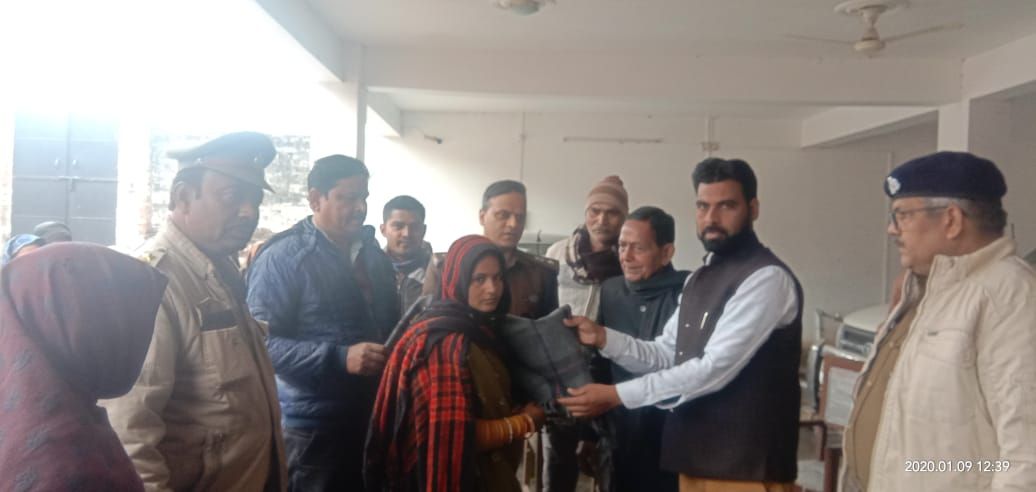 हाजी महबूब ने गरीबो को हजारो कम्बल का किया वितरण, ताकि ठंड से मिल सके उन्हे निज़ात