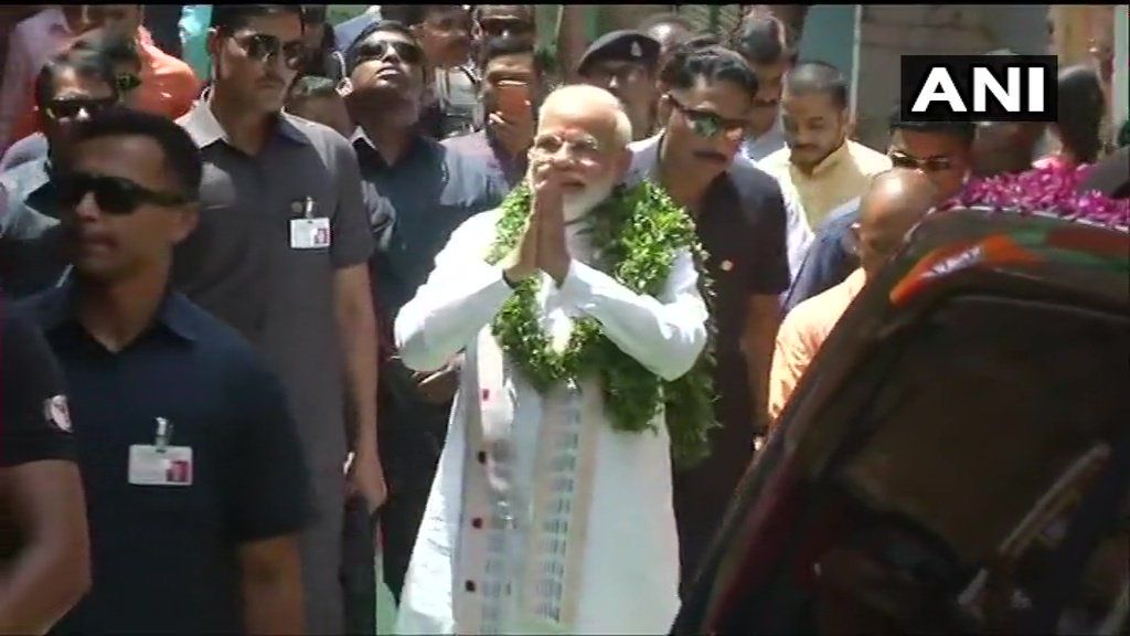 वाराणसी- प्रधानमंत्री नरेंद्र मोदी ने काल भैरव मंदिर में पूजा की; अपना नामांकन दाखिल करने के लिए कलक्ट्रेट कार्यालय के लिए रवाना।