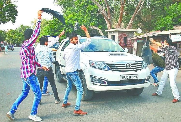 उपमुख्यमंत्री डॉ दिनेश शर्मा का काफिला रोक दिखाए काले झंडे