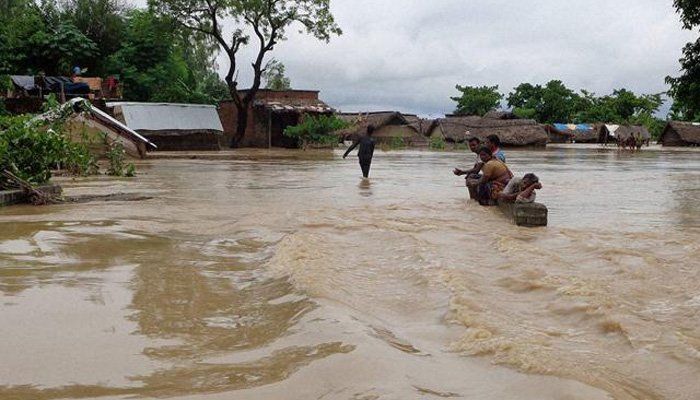 गोंडा-घाघरा की बाढ़ से 525 मजरे प्रभावित,लोगो ने थामी नाव की पतवार,पलायन कर रहे लोग,कर्नलगंज और तरबगंज क्षेत्र में बाढ़ का कहर जारी गोंडा-घाघरा की बाढ़ से 525 मजरे प्रभावित,लोगो ने थामी नाव की पतवार,पलायन कर रहे लोग,कर्नलगंज और तरबगंज क्षेत्र में बाढ़ का कहर जारी