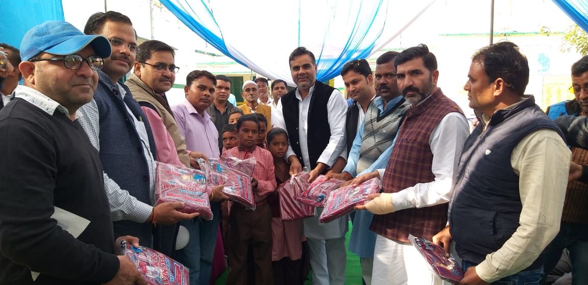 सपा विधायक फहीम ने प्राथमिक विद्यालय के बच्चों को बांटे स्वेटर