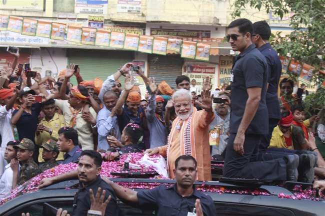 अस्सी घाट के पास पहुँचा प्रधानमंत्री का रोड शो...वाराणसी उमड़ पड़ा, मोदी-मोदी के गगनभेदी नारे से गूंजी काशी
