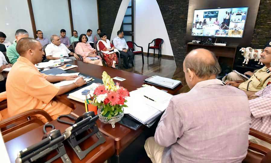 मुख्यमंत्री की वीडियो कांफ्रेंसिग : डी आई जी कानपुर सहित कई अफसरों को फटकारा मुख्यमंत्री की वीडियो कांफ्रेंसिग : डी आई जी कानपुर सहित कई अफसरों को फटकारा