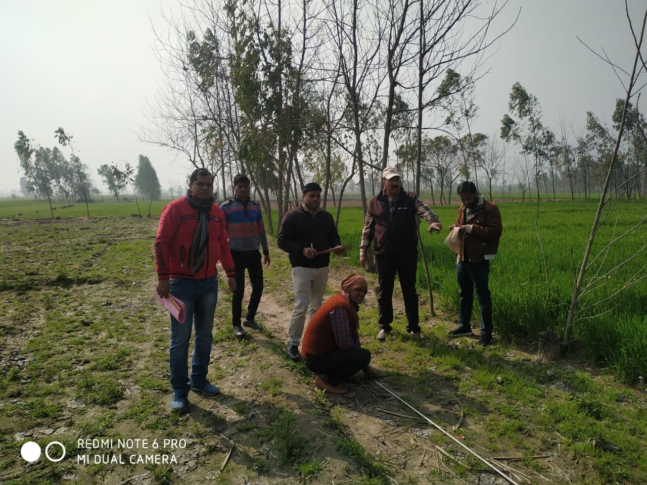 एसडीएम के निर्देश पर राजस्व टीम ने मेढ़ का विवाद निपटाया