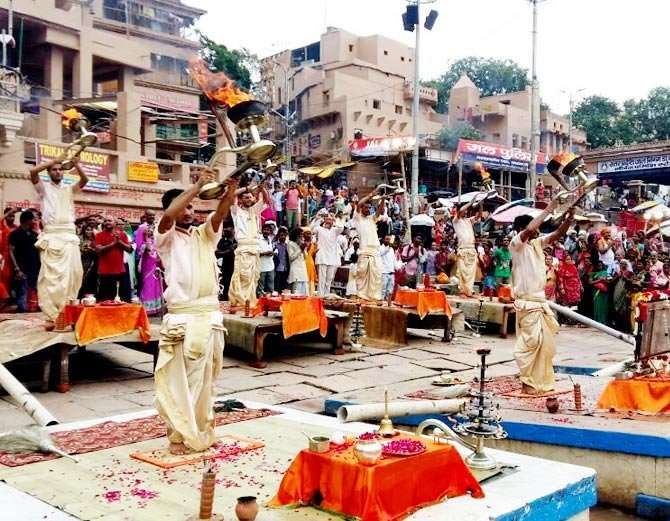 काशी में हुई पहली बार गंगा आरती दोपहर में:--- प्रेम शंकर मिश्र काशी में हुई पहली बार गंगा आरती दोपहर में:--- प्रेम शंकर मिश्र