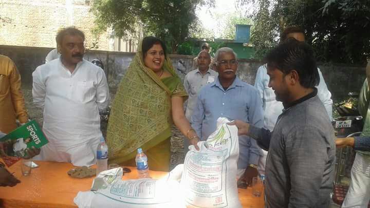 निःशुल्क बीज वितरण : विधायक डॉ.लीना तिवारी ने किसानों को किया बीज वितरण-जेपी यादव