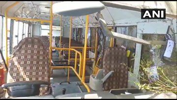 तमिलनाडु: मदुरई में एक स्कूल बस के दुर्घटनाग्रस्त होने से 20 छात्र घायल हो गए। FIR दर्ज, जांच चल रही है। घायल छात्रों को मदुरै राजाजी सरकारी अस्पताल ले जाया गया है।