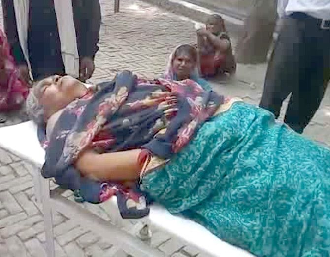 लाठी से पीटकर मार डाला, कराहती रही मां लेकिन बेटे को नहीं आया तरस लाठी से पीटकर मार डाला, कराहती रही मां लेकिन बेटे को नहीं आया तरस
