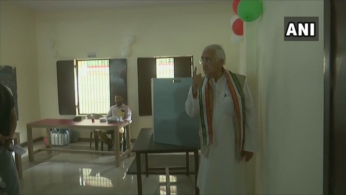 फर्रुखाबाद से कांग्रेस सांसद, सलमान खुर्शीद ने शहर के एक मतदान केंद्र पर अपना वोट डाला।