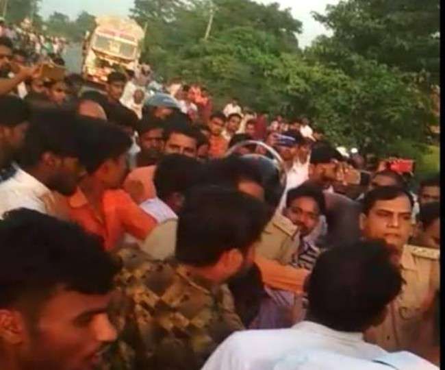 कुशीनगर में अनियंत्रित पिकअप ने चार को रौंदा, तीन महिलाओं समेत चार की मौत कुशीनगर में अनियंत्रित पिकअप ने चार को रौंदा, तीन महिलाओं समेत चार की मौत