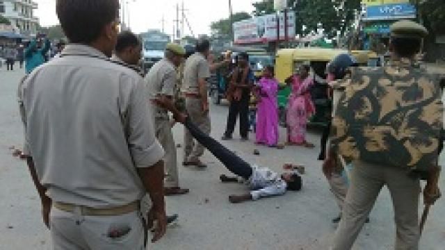 अमानवीयता: गोरखपुर में पुलिस ने लखनऊ हाईवे पर घसीटी लाश अमानवीयता: गोरखपुर में पुलिस ने लखनऊ हाईवे पर घसीटी लाश