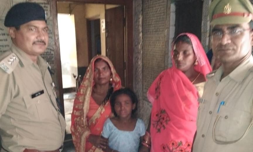 चौकी प्रभारी की सक्रियता से अयोध्या मेले में खोई बच्ची को उसके परिजनो से मिलाया जा सका