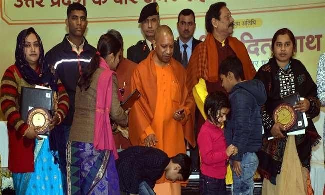 CM योगी ने शहीद सैनिकों के आश्रितों को दिया नियुक्ति पत्र