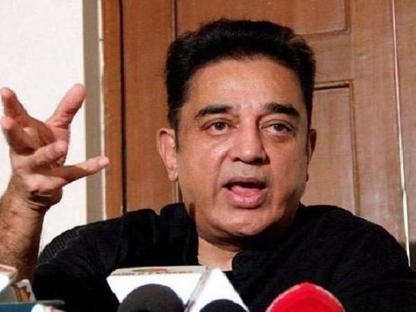 प्रचार के दौरान कमल हासन पर फेंकी गई चप्पल प्रचार के दौरान कमल हासन पर फेंकी गई चप्पल