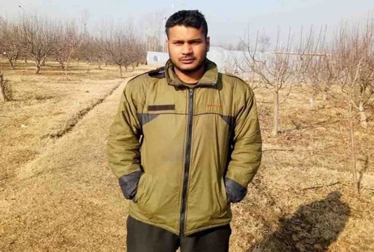 कानपुर देहात : शाम तक गांव पहुच सकता है शहीद का शव. कल पुलवामा में आतंकियों से मुठभेड़ में शहीद हुए जवान रोहित यादव.कानपुर देहात के डेरापुर के रहने वाले थे रोहित.