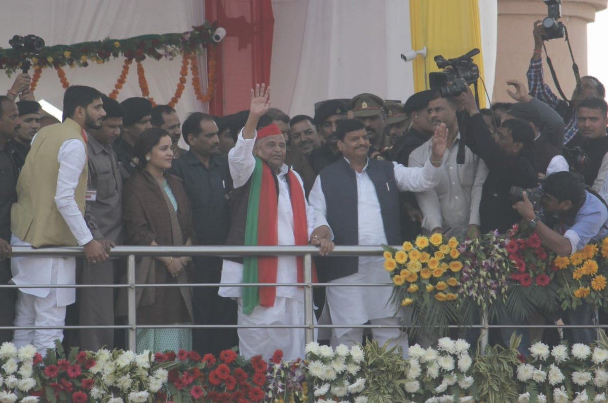 शिवपाल की रैली में अचानक पहुचे मुलायम सिंह यादव, पूरे रमाबाई मैदान में नेताजी के नारो का शोर  शिवपाल यादव बेहद खुश