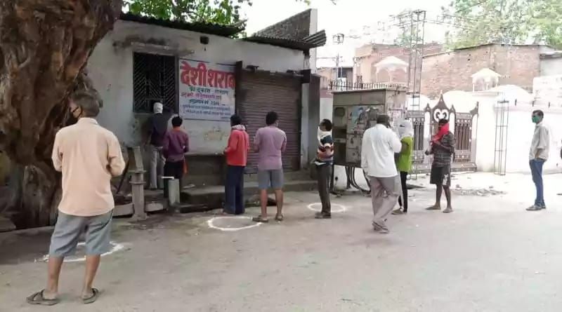 लॉकडाउन, शराब पर्व और मजदूर परिवारों के भूखों मरने की नौबत – प्रोफेसर डॉ. योगेन्द्र यादव