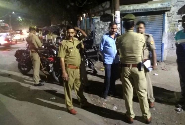 लखनऊ : कैंपबेल रोड पर बाइक सवार बदमाशों ने टेंट कारोबारी को सरेरहा सिर में मारी गोली लखनऊ : कैंपबेल रोड पर बाइक सवार बदमाशों ने टेंट कारोबारी को सरेरहा सिर में मारी गोली