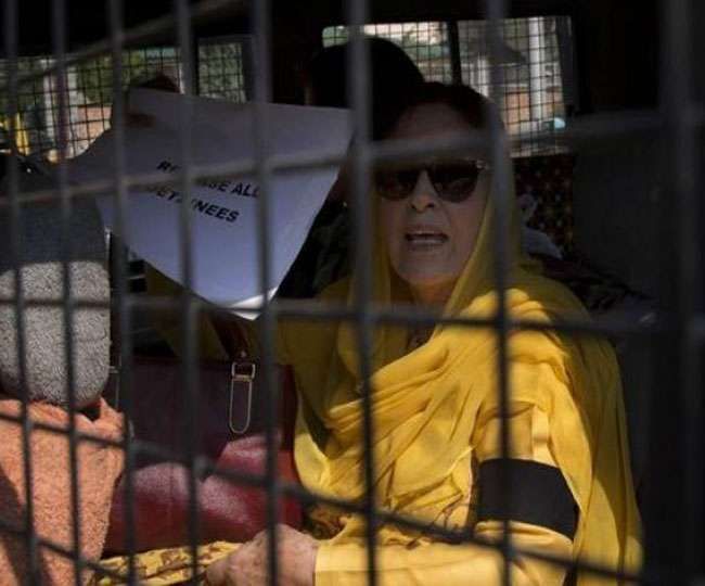 फारूख अब्दुल्ला की बहन और बेटी हिरासत में, श्रीनगर में कर रही थीं प्रदर्शन फारूख अब्दुल्ला की बहन और बेटी हिरासत में, श्रीनगर में कर रही थीं प्रदर्शन