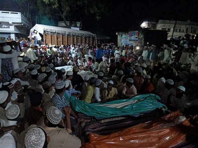 मऊ: सिलेंडर हादसा देर रात तक शवों का हुआ अंतिम संस्कार, मोहल्ले में मातम के बीच अपनों का खैर पूछने वालों की नम रही आंखें मऊ: सिलेंडर हादसा देर रात तक शवों का हुआ अंतिम संस्कार, मोहल्ले में मातम के बीच अपनों का खैर पूछने वालों की नम रही आंखें