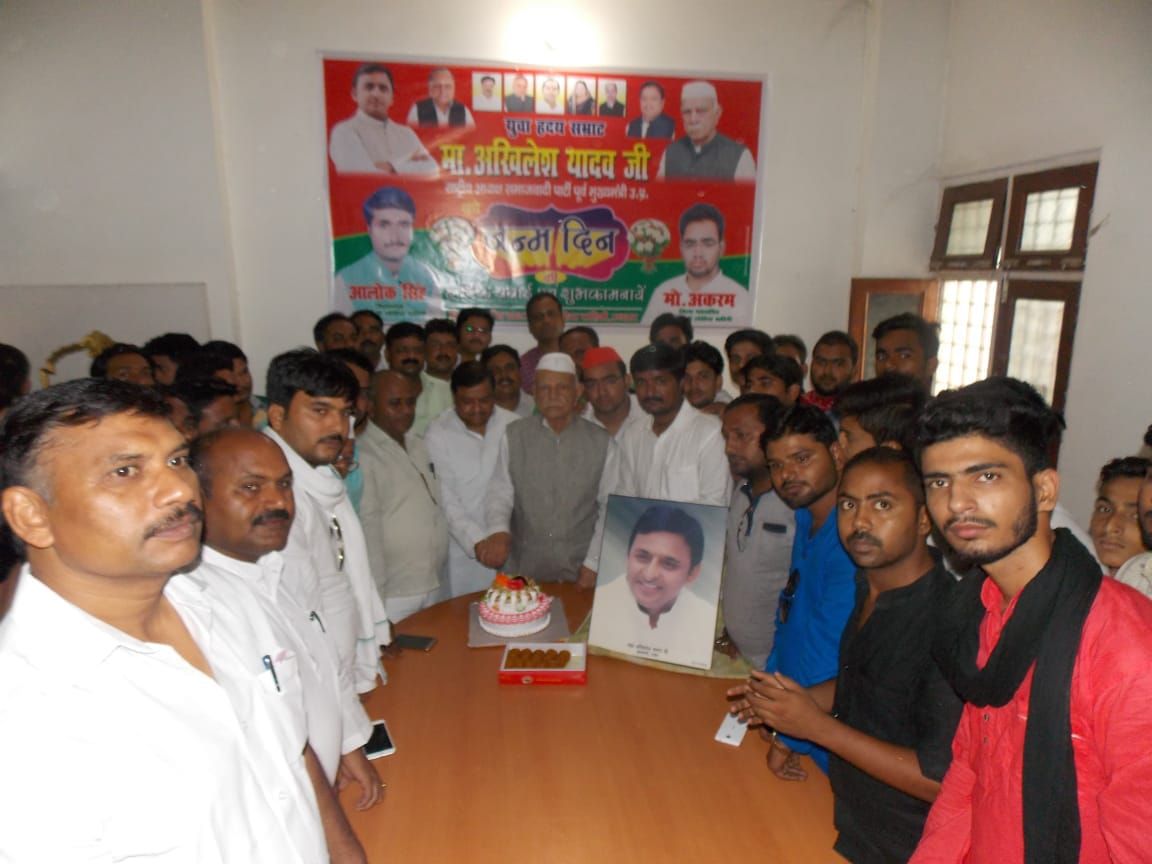 सपा राष्ट्रीय अध्यक्ष के जन्मदिन पर केक काटकर दी  गई शुभकामनाएं