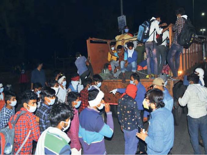 लॉकडाउन में निजी डग्गामार वाहनों की चांदी,फंसे लोगों से 3 गुना तक वसूल रहे किराया,यूपी रोडवेज की बसें सड़क से नदारद हैं,पुलिस,आरटीओ कार्रवाई नहीं कर रही है।