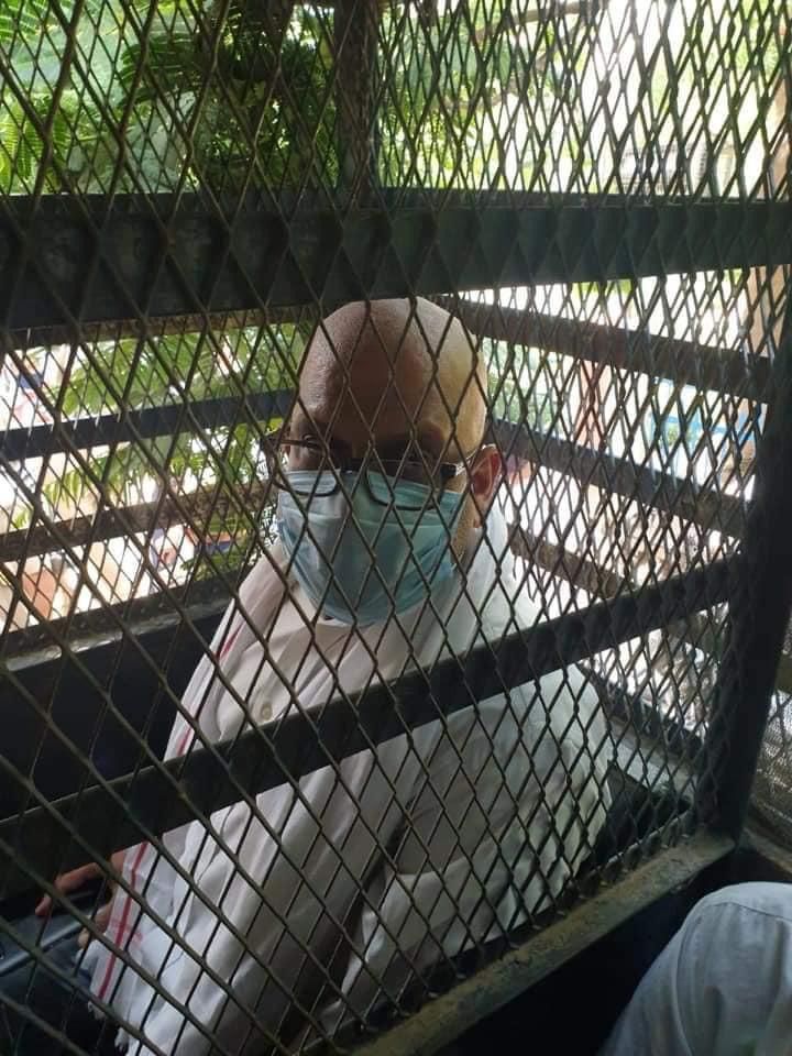 बनारस:- पूर्व कांग्रेसी विधायकअजय राय की गिरफ़्तारी। सरकार के खिलाफ शिक्षकों कि नियुक्ति के भ्रष्टाचार पर बोलने पर, गरीबों मजदूरों किसानों छात्रों बेरोजगारों की आवाज उठाने पर गिरफ्तार