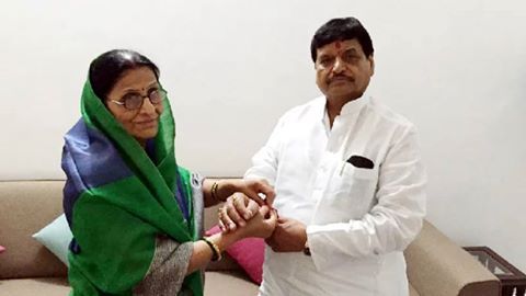 मुलायम परिवार ढाई दशक बाद यह पहला ऐसा रक्षाबंधन रहा, जिसमें शिवपाल अकेले सैफई में मौजूूद रहे, मुलायम परिवार ढाई दशक बाद यह पहला ऐसा रक्षाबंधन रहा, जिसमें शिवपाल अकेले सैफई में मौजूूद रहे,