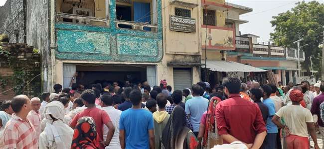 मऊ में मां-बेटे की गोली मारकर हत्या, बदमाशों ने घर में घुसकर घटना को दिया अंजाम