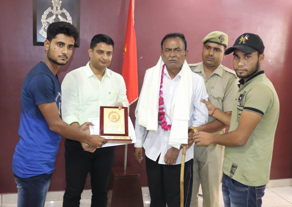 मुरादाबाद : रिजर्व पुलिस लाइन में एसएसपी द्वारा अधिवर्षता सेवानिवृत्त होने वाले एवं ऐच्छिक सेवानिवृत्त होने वाले अधिकारियों/ कर्मचारियों को मोमैन्टो व शाल उपहार स्वरूप भेंट कर विदाई दी गयी।