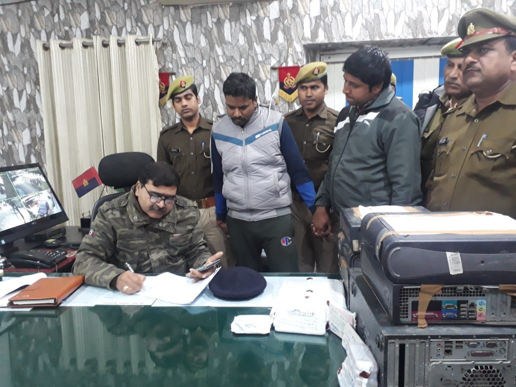 आजमगढ़ -  ऑनलाइन ठगी का धंधा चलाने वाले दो ईनामी साईबर अपराधी गिरफ्तार