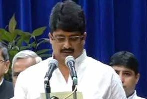 प्रतापगढ़: कुंडा कोतवाली के शेखपुर के हनुमान मंदिर में लाखों के जेवरात और सोने का छत्र चोरी, घटना से इलाके में भारी तनाव। राजा भैया के पिता ने बनवाया था मंदिर, राजा उदय प्रताप सिंह हर साल यहां करते � प्रतापगढ़: कुंडा कोतवाली के शेखपुर के हनुमान मंदिर में लाखों के जेवरात और सोने का छत्र चोरी, घटना से इलाके में भारी तनाव। राजा भैया के पिता ने बनवाया था मंदिर, राजा उदय प्रताप सिंह हर साल यहां करते �