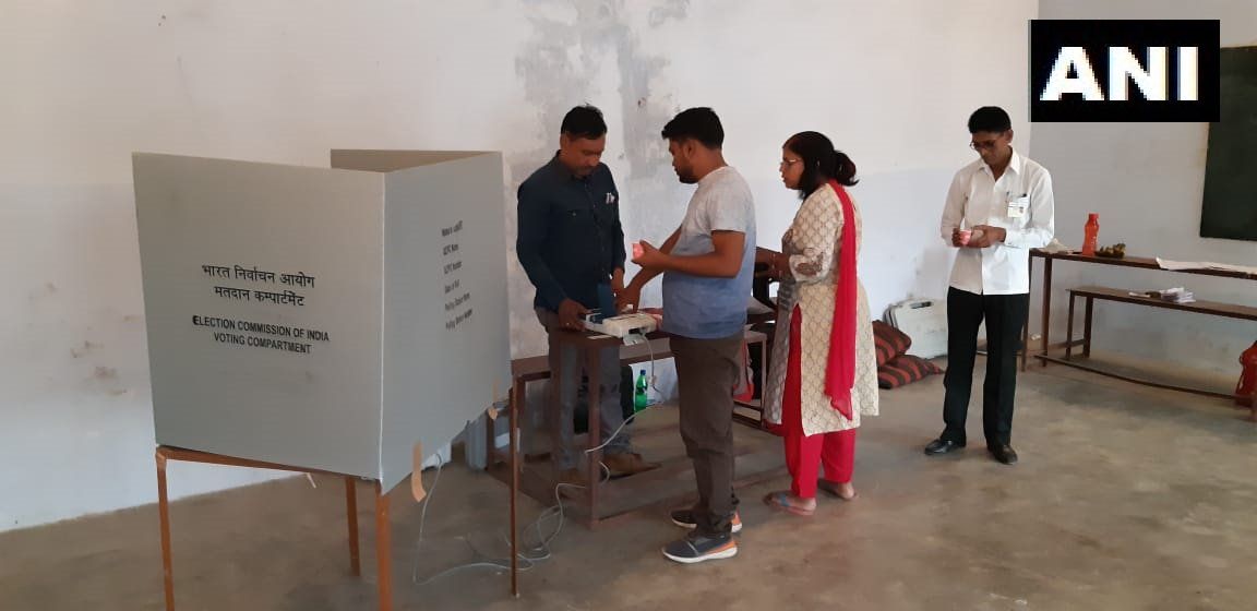 झांसी -सरस्वती पाठशाला औद्योगिक इंटर कॉलेज में मतदान केंद्र संख्या 274, 275, 276, 277, 278, 279 और 280 पर तैयारी पूरी चौथे चरण का मतदान आज सुबह 7 बजे शुरू होगा।