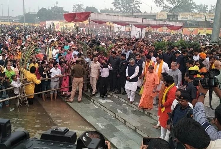 छठ पूजा पर लक्ष्मण झूला पार्क पहुंचे मुख्यमंत्री, भगवान सूर्य को दिया अर्घ्य छठ पूजा पर लक्ष्मण झूला पार्क पहुंचे मुख्यमंत्री, भगवान सूर्य को दिया अर्घ्य