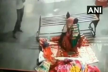 बस स्‍टैंड से मां के साथ सो रहे बच्चे को उठा ले गए चोर, CCTV में हुए कैद