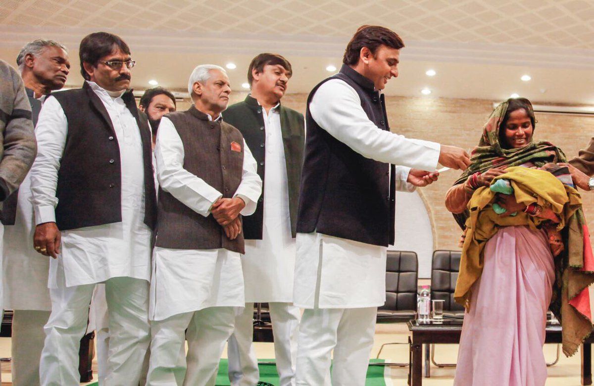 हम नोटबंदी का जश्न नहीं, खजांची का जन्मदिन जरूर मनायेंगे: अखिलेश यादव हम नोटबंदी का जश्न नहीं, खजांची का जन्मदिन जरूर मनायेंगे: अखिलेश यादव