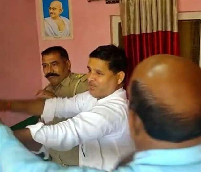 दारोगा ने जड़ा थप्‍पड़ तो फौजी ने चौकी इंचार्ज को जमकर धुना, दाराेगा की पिटाई का वीडियो वायरल