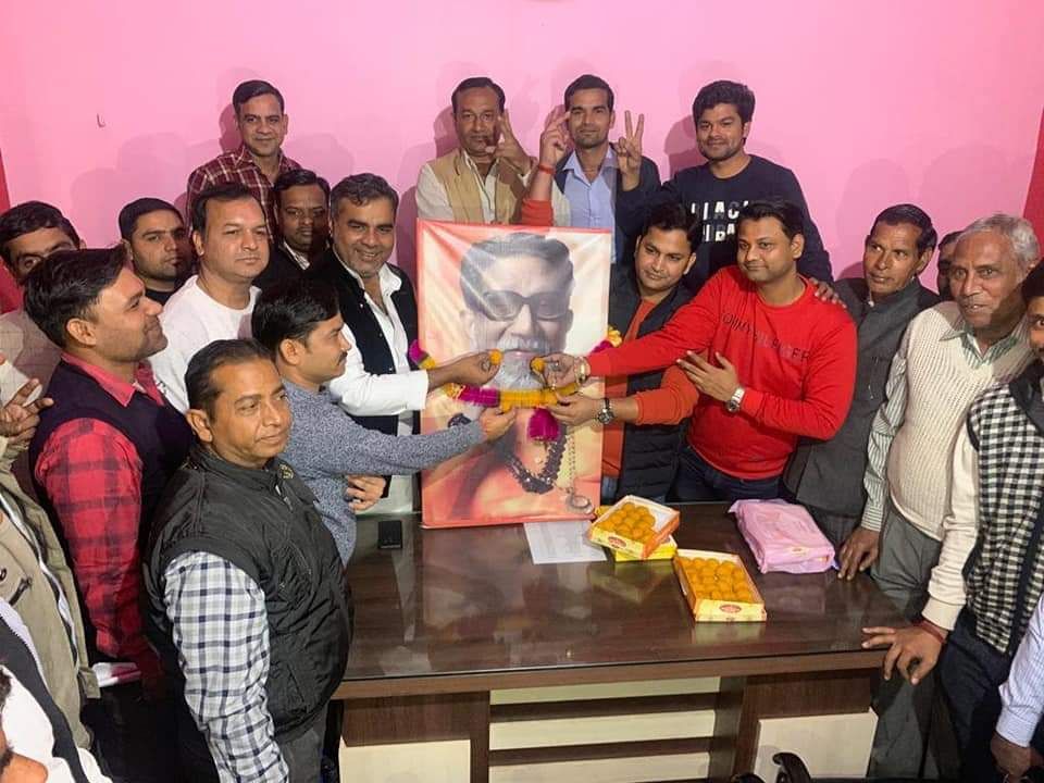 महाराष्ट्र में सरकार बनने पर झूमे शिव सैनिक और सपाई महाराष्ट्र में सरकार बनने पर झूमे शिव सैनिक और सपाई