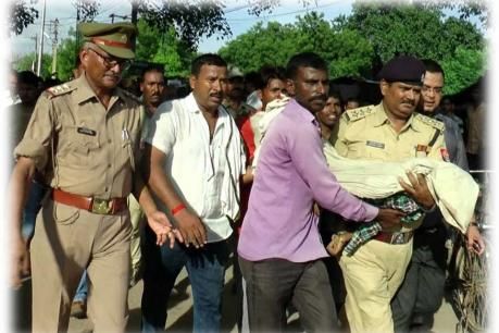 इंसानियत की अनोखा मिसाल : सीओ ने बच्चे के शव को गोदी में उठाकर करवाया पोस्टमार्टम इंसानियत की अनोखा मिसाल : सीओ ने बच्चे के शव को गोदी में उठाकर करवाया पोस्टमार्टम