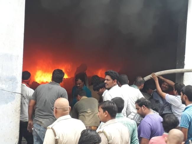 चंदौली में बोरी की फैक्ट्री में आग, लाखों का नुकसान चंदौली में बोरी की फैक्ट्री में आग, लाखों का नुकसान