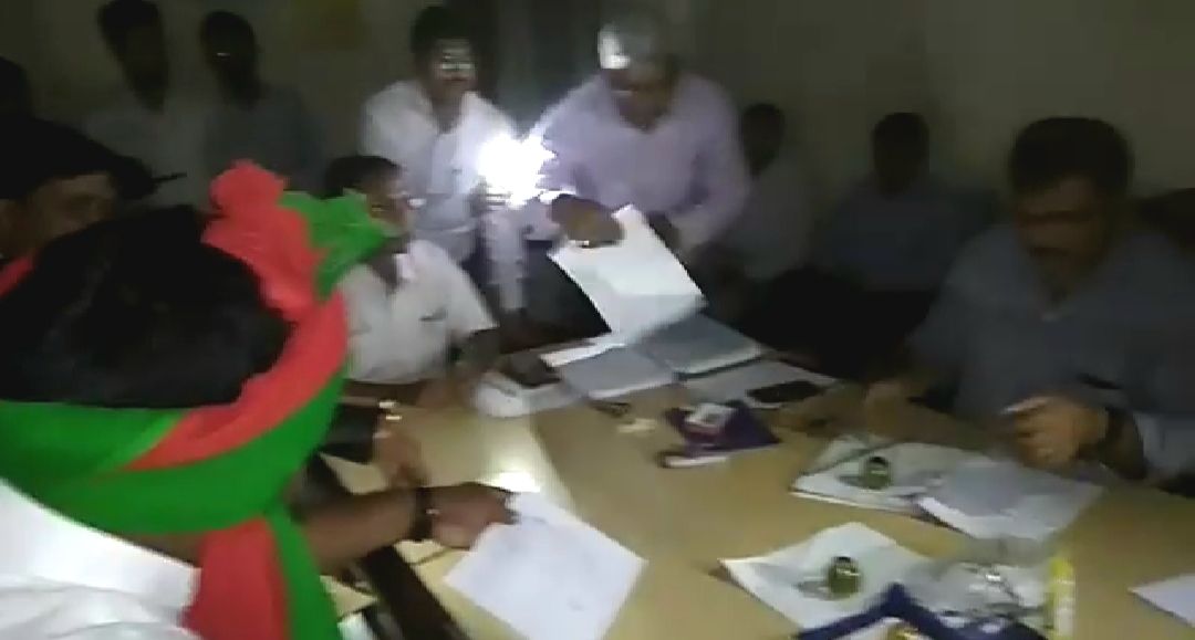 मोबाइल की टॉर्च जलाकर हुआ नामांकन गोविंद नगर से सपा प्रत्याशी ने मोबाइल की टॉर्च की रोशनी में नामांकन किया, कलेक्ट्रेट में बिजली जाने से फैली अवव्यवस्था, डीएम कार्यालय में सुबह से नहीं है बिजली,