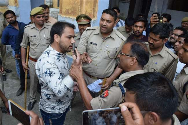 वोट डालने आए युवक ने किया एएसपी से सवाल, पड़ी फटकार