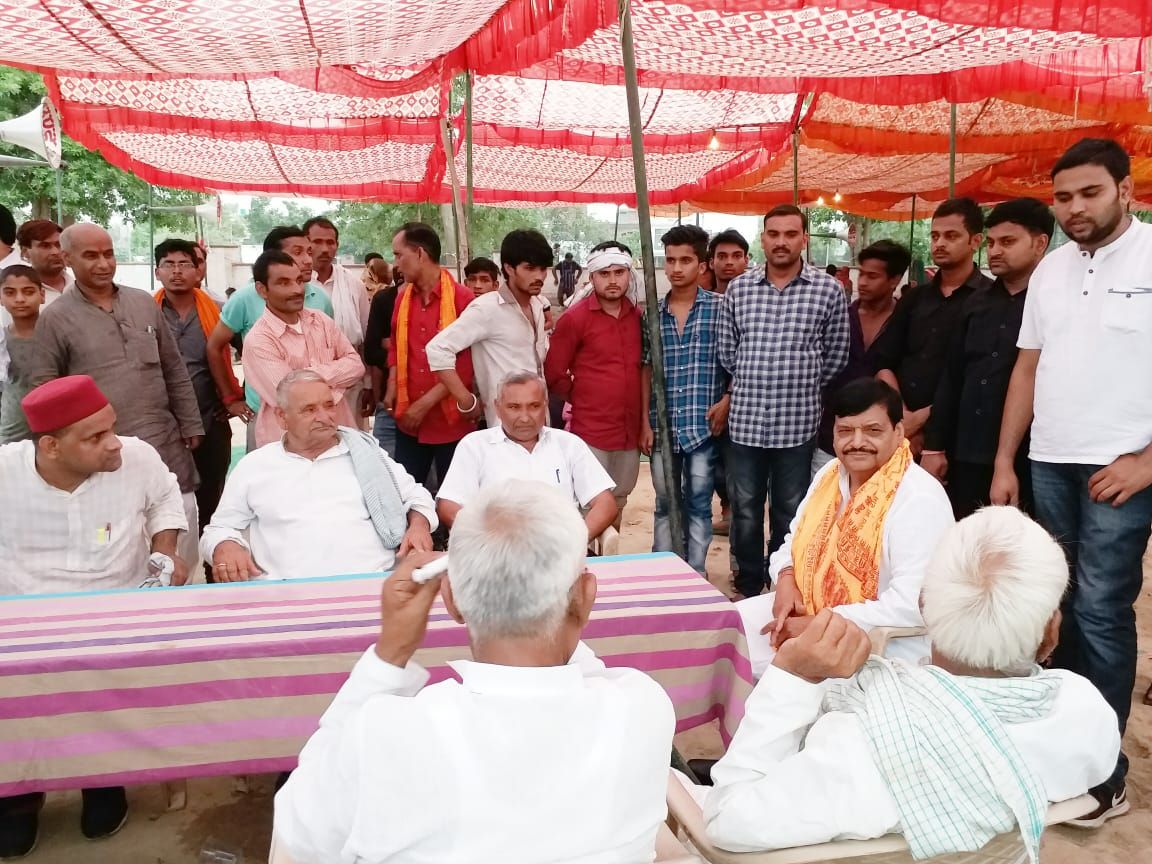 रामगोपाल यादव व शिवपाल सिंह यादव ने भंडारे में एक साथ