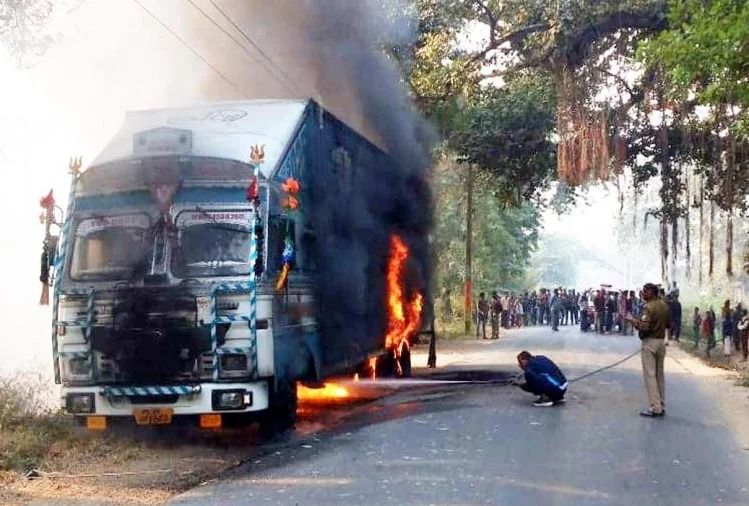 कपड़ों से भरा ट्रक धू-धूकर जला, ड्राइवर की झुलसने से मौत