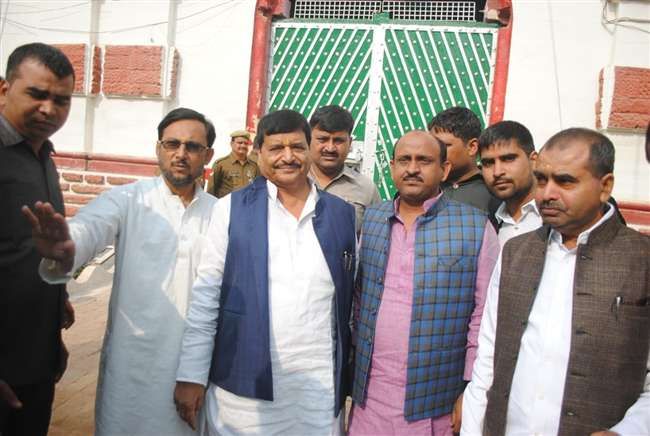 शिवपाल नैनी जेल पहुंचे, छात्र नेताओं से मुलाकात की शिवपाल नैनी जेल पहुंचे, छात्र नेताओं से मुलाकात की