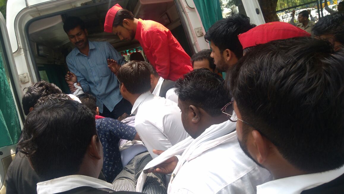 अनशन पर बैठे सपा के दो नेताओं की हालत बिगड़ी अनशन पर बैठे सपा के दो नेताओं की हालत बिगड़ी